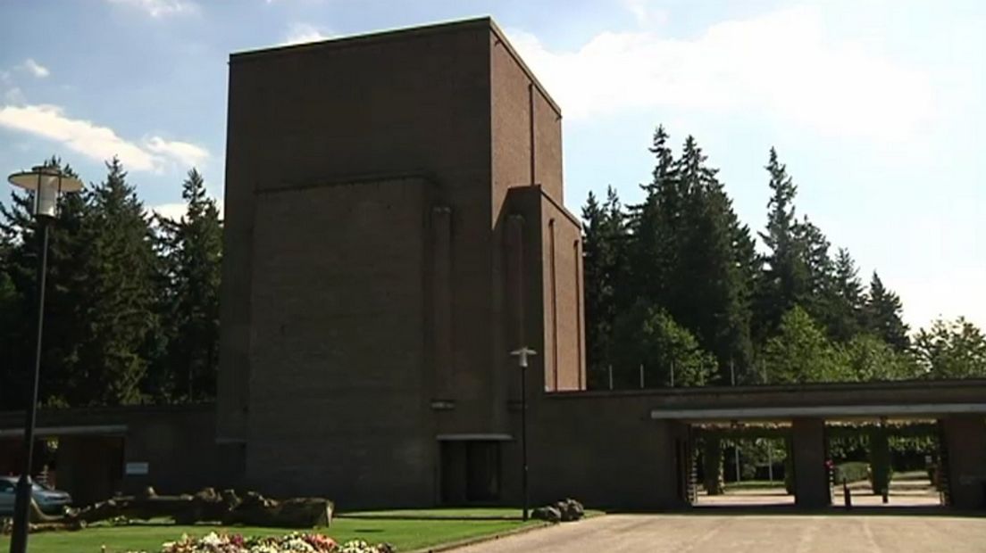 Het hoofdgebouw van begraafplaats Rusthof, waar ook het crematorium is ondergebracht.