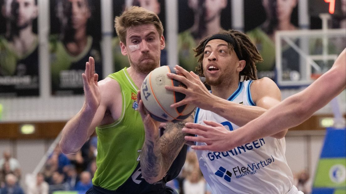 Thomas Rutherford van ZZ Leiden in duel met Donar-basketballer Stephaun Branch