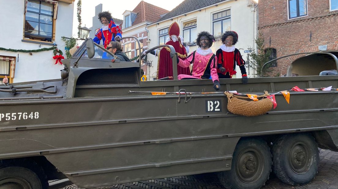 Sinterklaas rijdt door de Deventer binnenstad