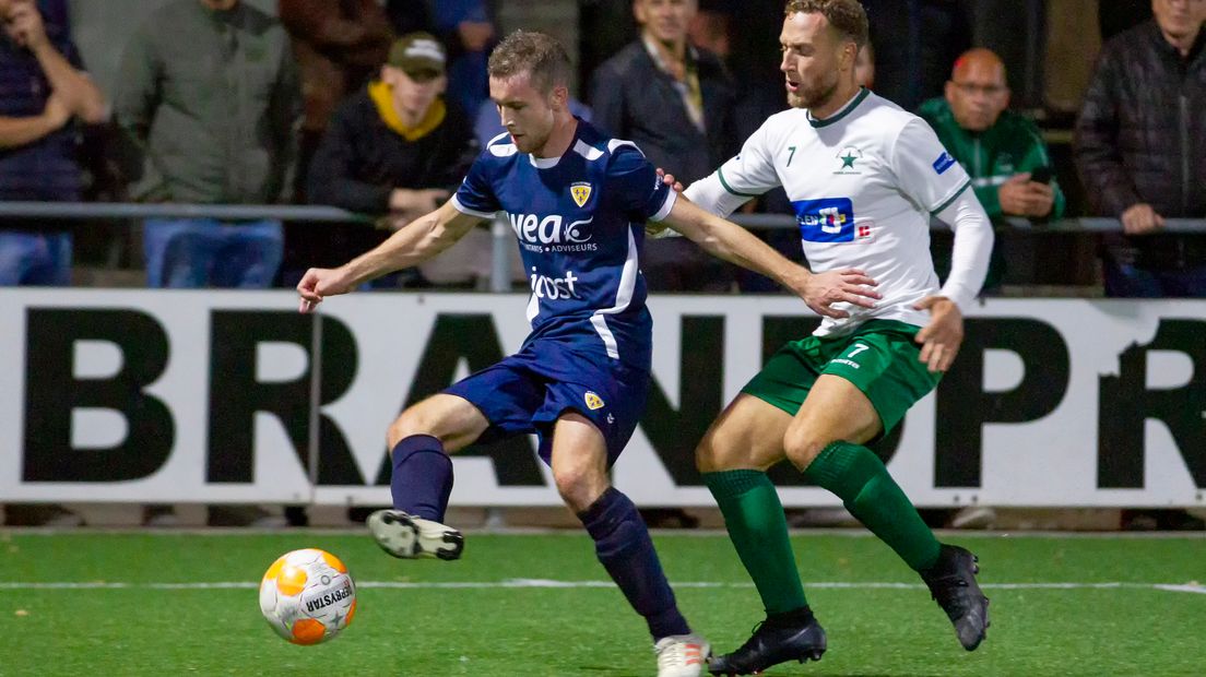 Ronaldo Meijer van Kloetinge schermt de bal af in het duel tegen Groene Ster