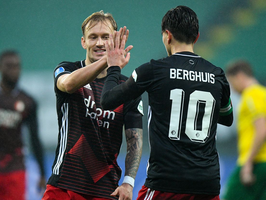 Mark Diemers feliciteert Steven Berghuis met een goal bij Fortuna Sittard-Feyenoord (Bron: VK Sportphoto - Yannick Verhoeven)