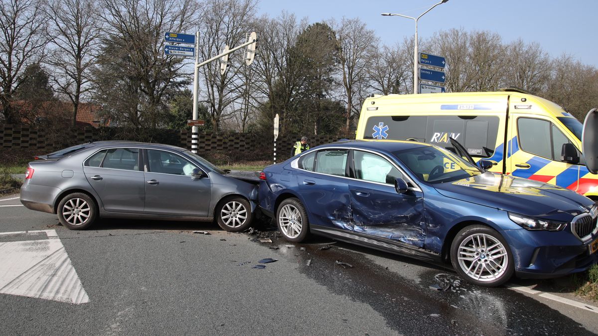 Dienstauto gouverneur Roemer betrokken bij botsing in Heijen: bestuurder andere auto naar ziekenhuis
