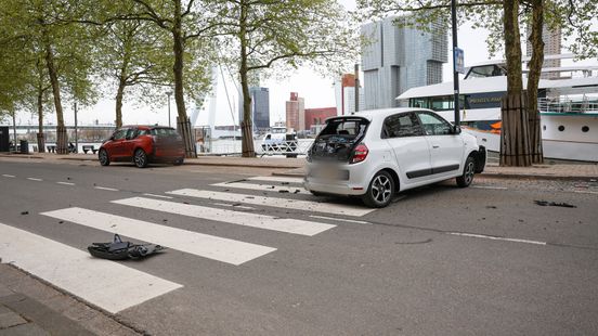 Automobilist ramt geparkeerde auto en vlucht | Schade na botsing op snelweg. Automobilist ramt geparkeerde auto en vlucht | Schade na botsing op snelweg.
