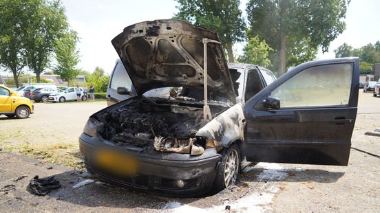 Bestuurder elektrische step gewond na aanrijding | Geparkeerde auto vliegt in brand. Bestuurder elektrische step gewond na aanrijding | Geparkeerde auto vliegt in brand.