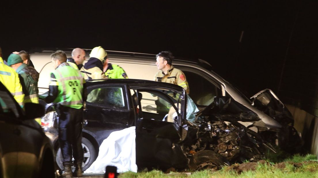 Bij een ongeluk op de A30 tussen Lunteren en Ede is zondagochtend een persoon om het leven gekomen. Ook raakten twee mensen gewond.