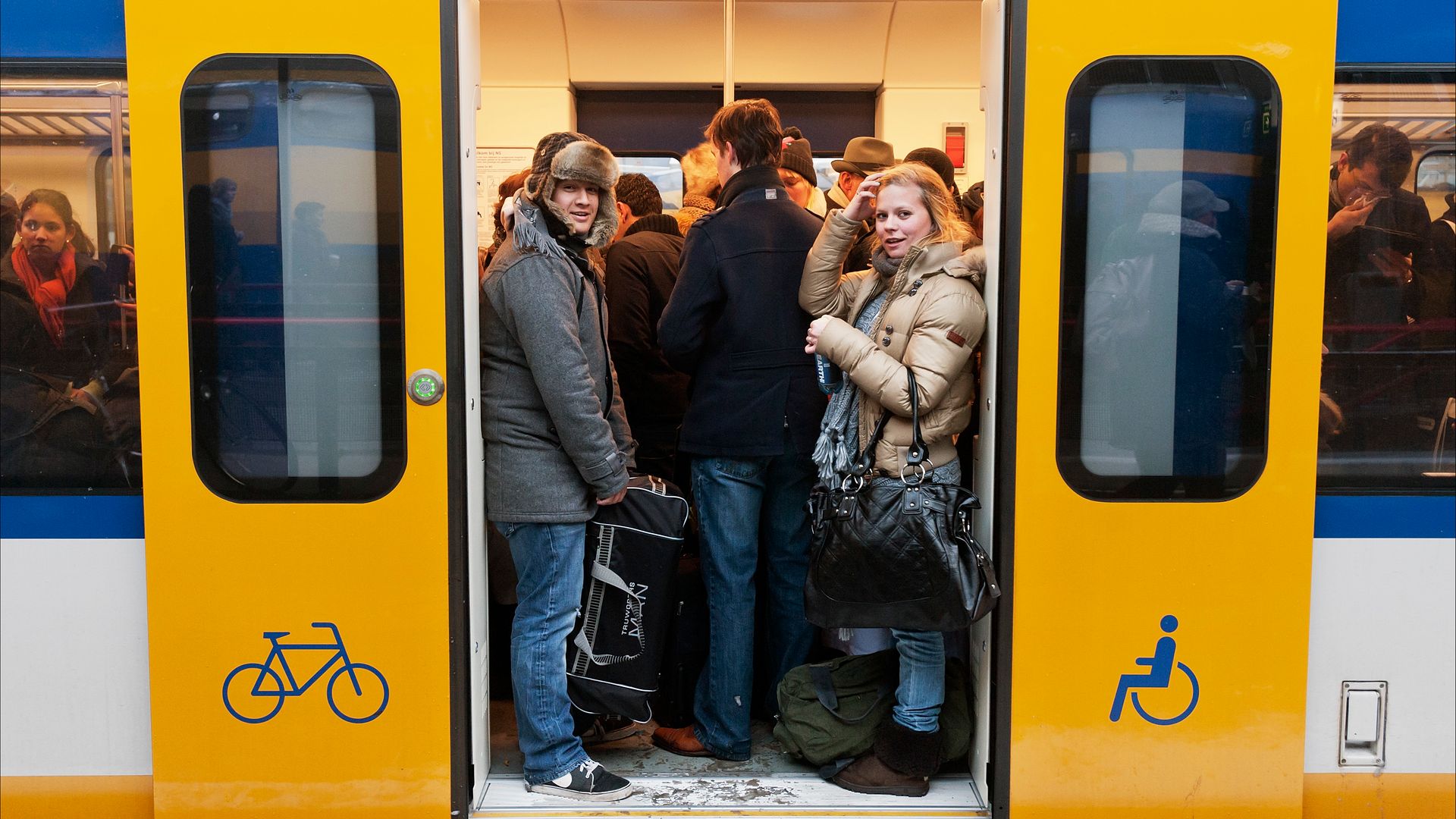 Wéér Chaos Op Het Spoor: 'Mensen Gaan Als Sardientjes In Een Blik ...