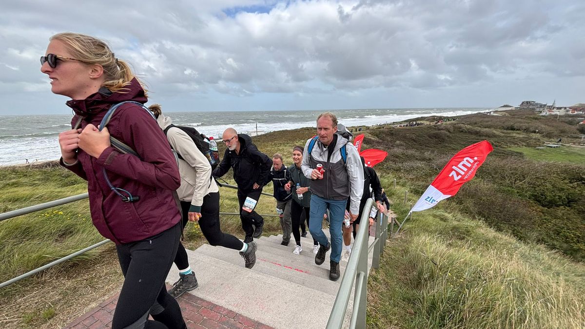 Wandelaars trotseren Domburg en lopen op winderige dijk bij Westkapelle