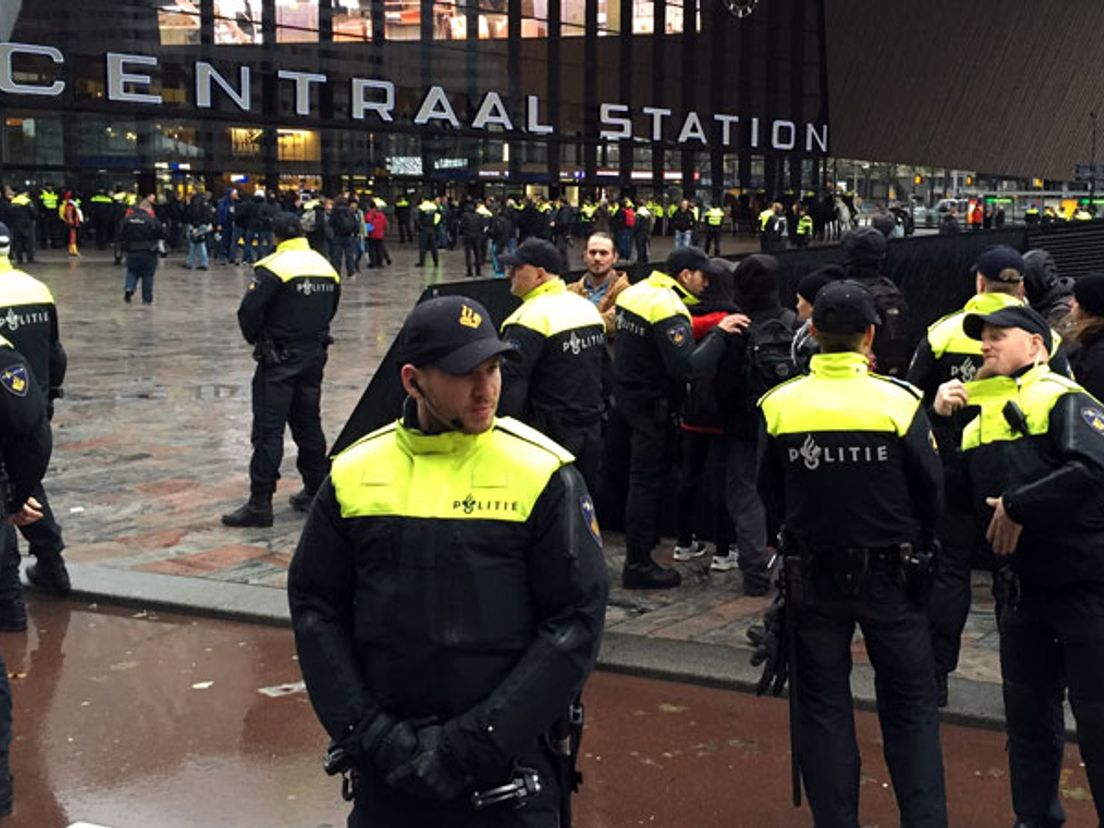 Veel politie op Rotterdam Centraal