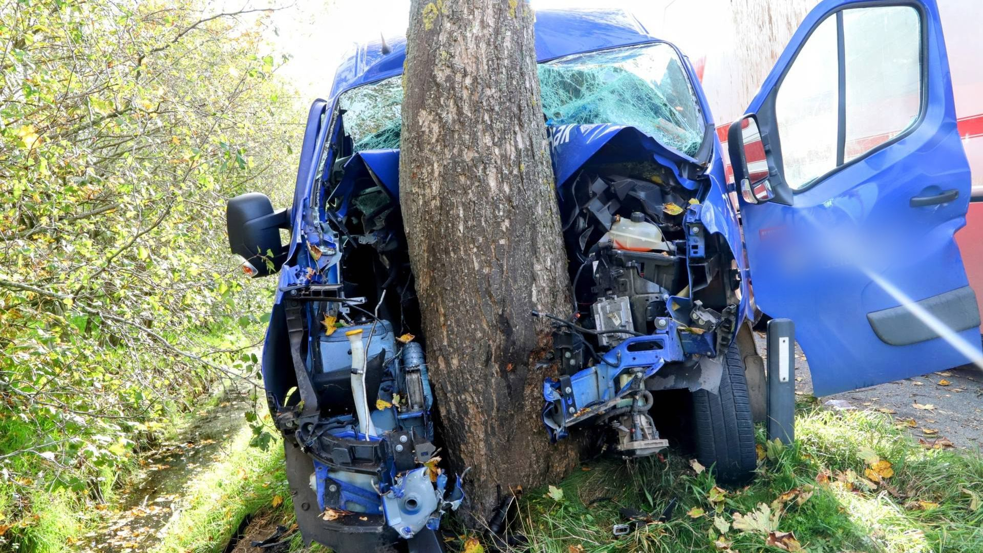 Man zit bekneld in busje na zware crash