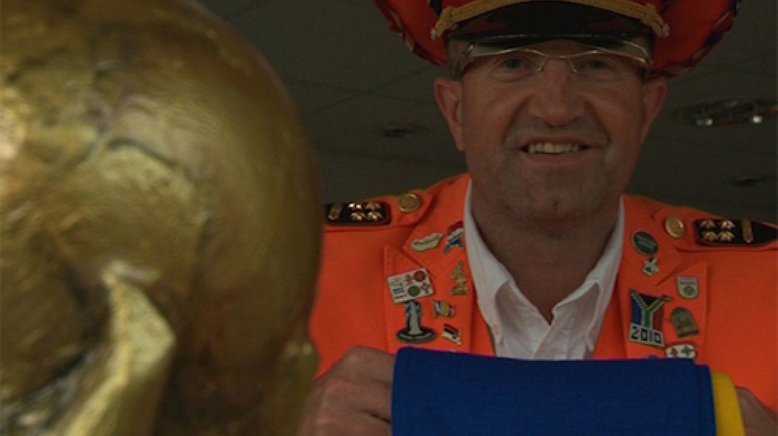 Er is een crowdfundingactie opgezet om Oranje Generaal Winfried Witjes naar het WK in Brazilië te krijgen.