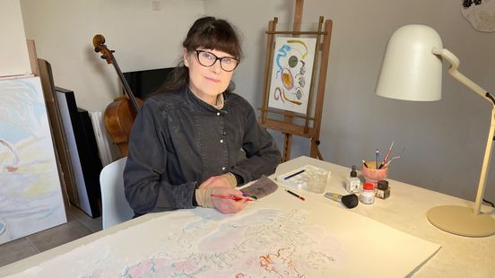 Kunstenaar Emily Kocken schrijft boek over haar leven als geadopteerd kind: 'Schaamte maakt alles stuk' Home