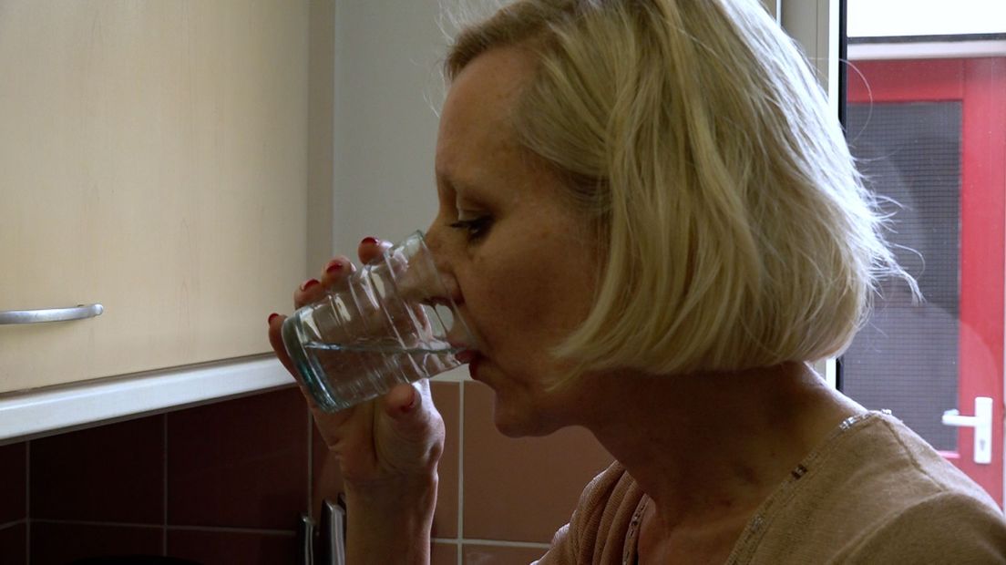 Karin van Kouwen slikt haar medicijnen