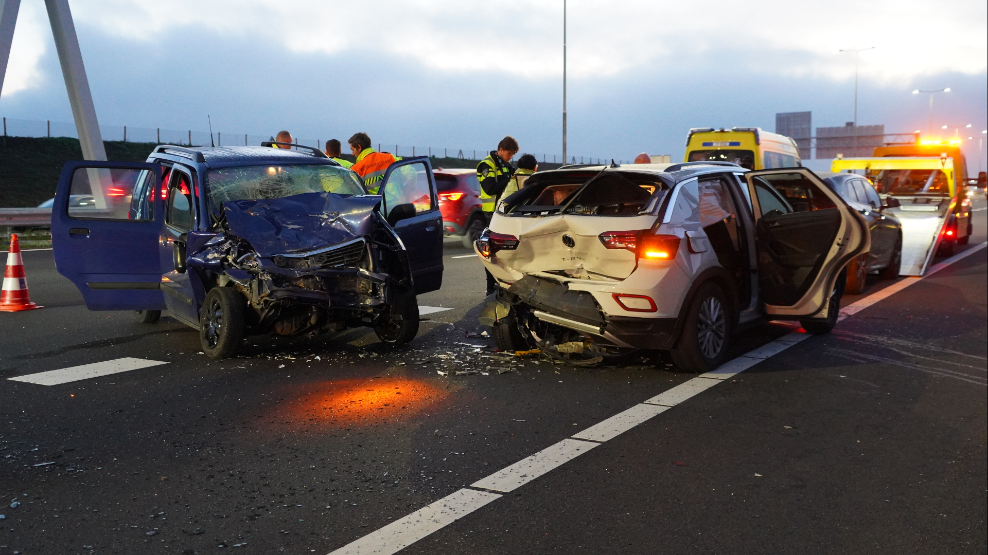 Flinke ravage na ongeluk op snelweg | Verkeerslicht uit de grond na botsing.