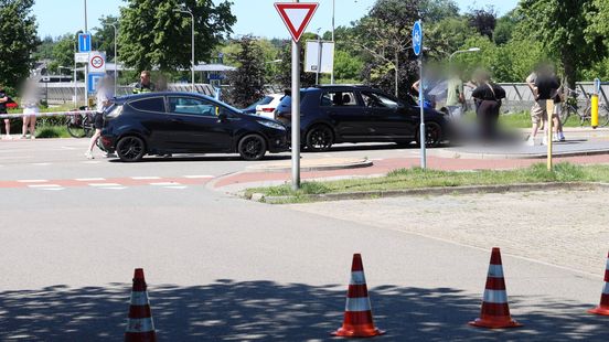 Fietser gewond aan hoofd na aanrijding in Nijverdal. Fietser gewond aan hoofd na aanrijding in Nijverdal.