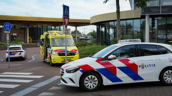 Fietser gewond na ongeluk voor station in Assen. Fietser gewond na ongeluk voor station in Assen.