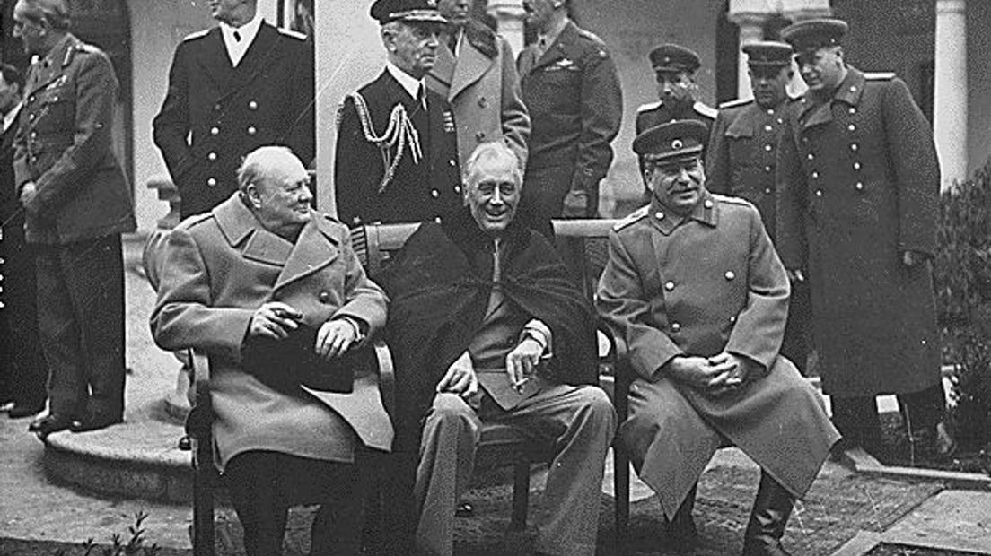Winston Churchill (links) met sigaar naast Amerikaans president Roosevelt en de Russische dictator Stalin (Jalta-conferentie februari 1945).