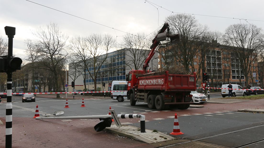 Vrachtwagen rijdt bovenleiding stuk in Den Haag 