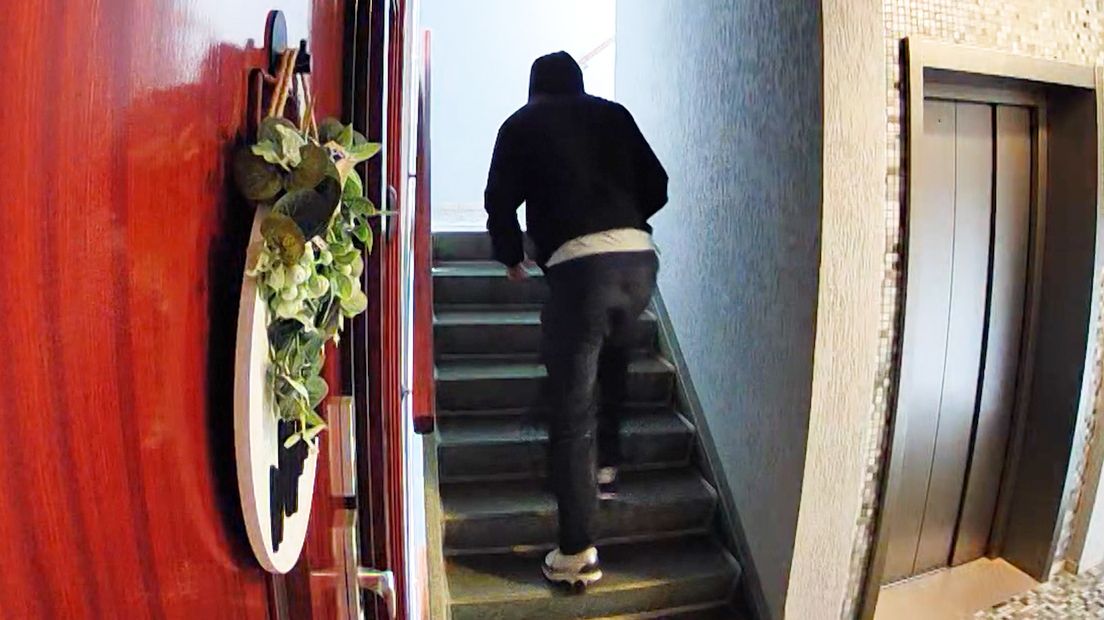 Hij doet zich daar voor als rechercheur