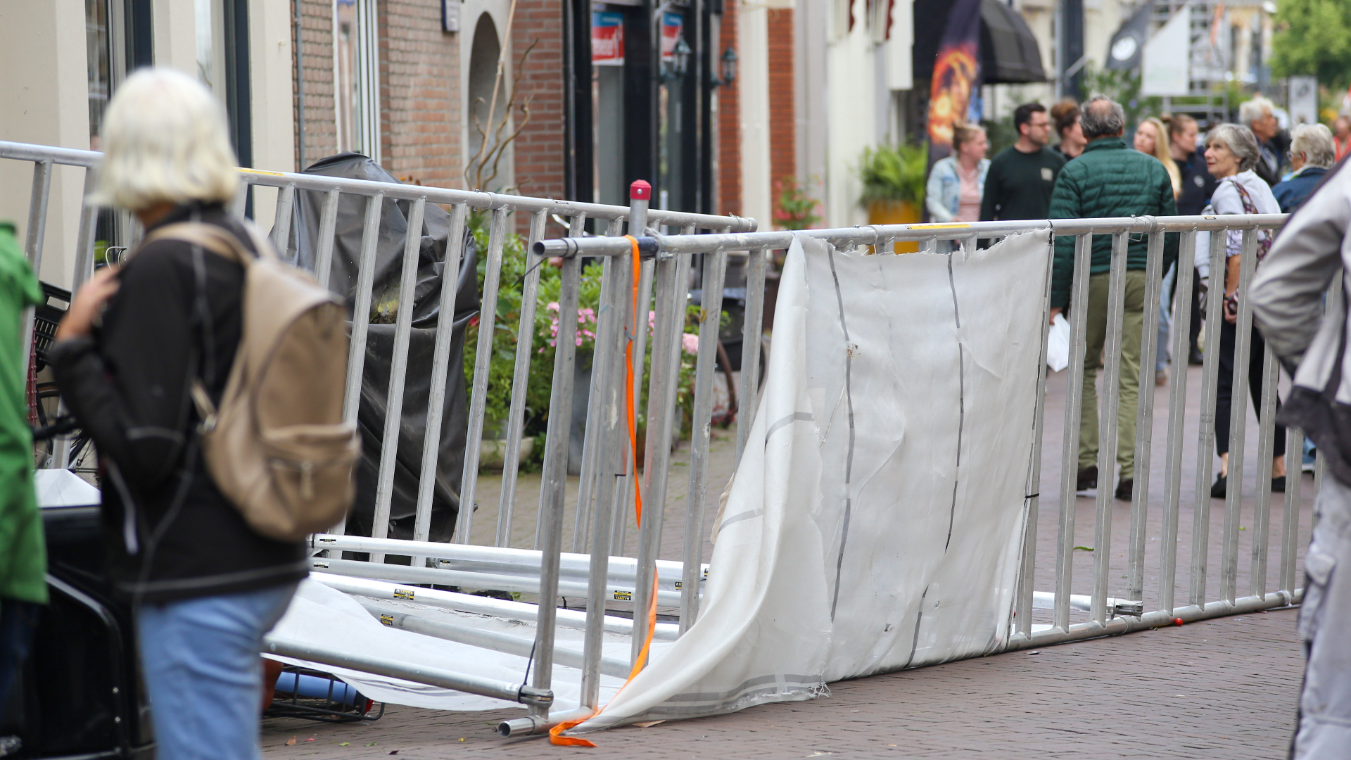 Steiger Waait Om In Winkelstraat, Brandweer Heeft Het Druk Door Eerste ...