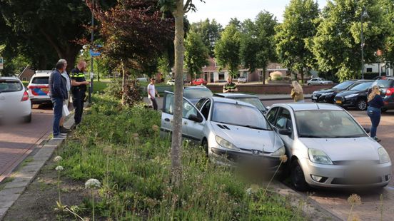 112 Nieuws: Omstanders houden automobilist staande na ongeval in Steenwijk. 112 Nieuws: Omstanders houden automobilist staande na ongeval in Steenwijk.