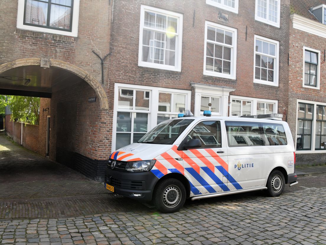 Dozen illegaal vuurwerk gevonden in woning Middelburg, EOD opgeroepen vanwege gevaar