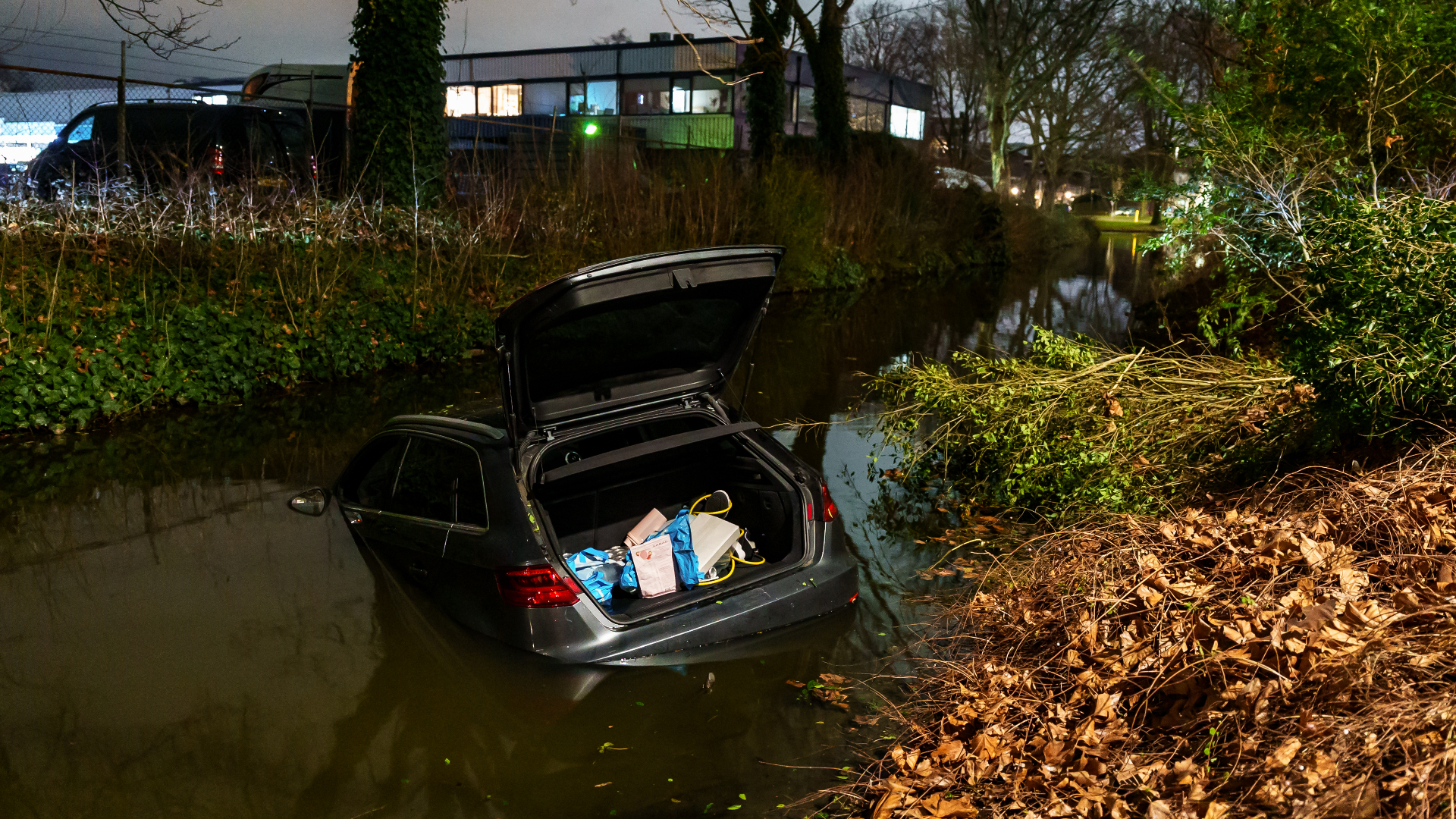 Auto rijdt met snelheid sloot in, vier gewonden | Geparkeerde auto volledig uitgebrand