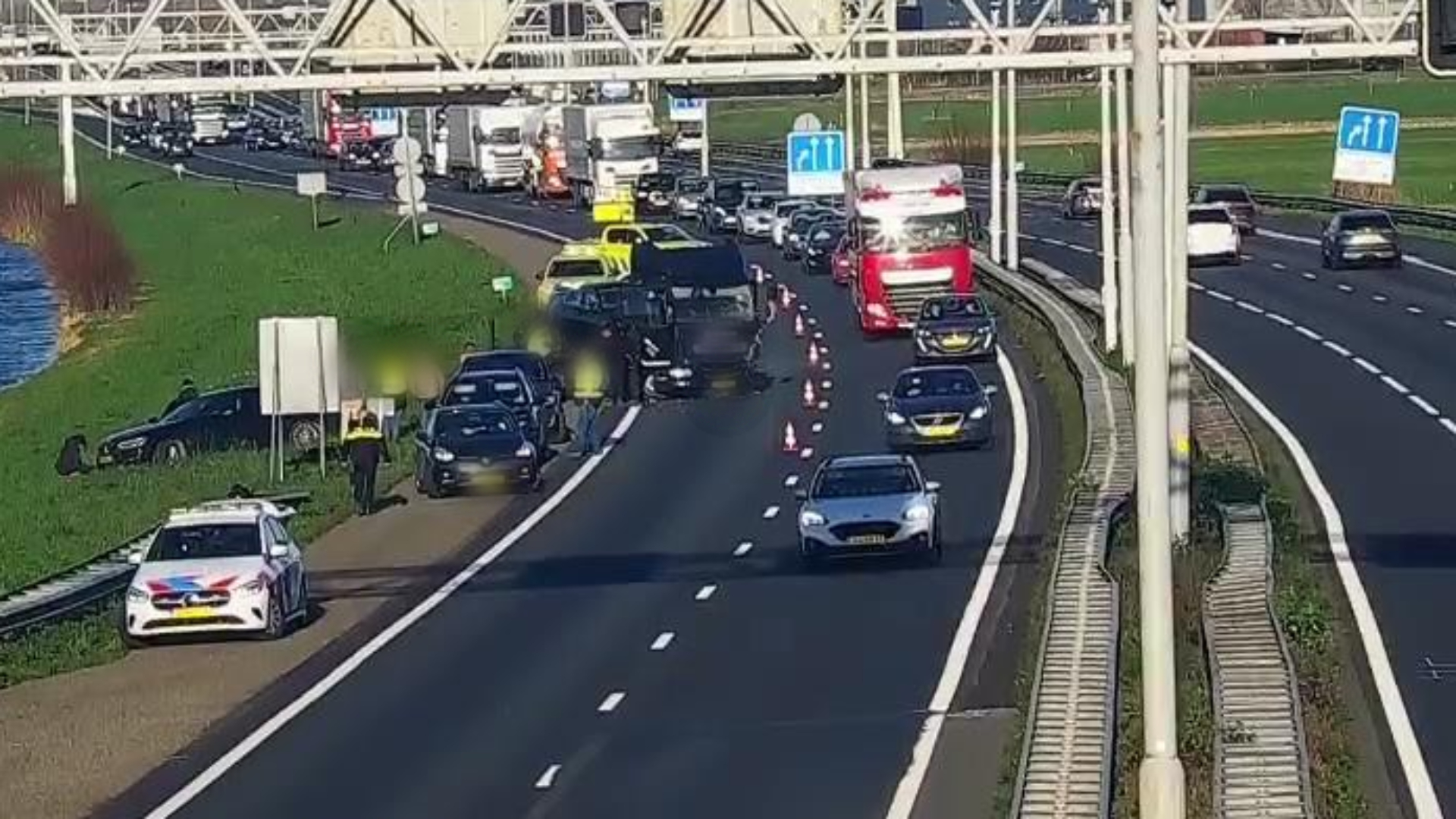 Botsing met vrachtwagen op snelweg, meer dan uur vertraging