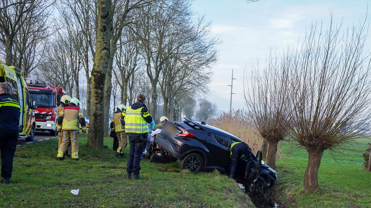 Auto belandt in sloot bij IJsselmuiden