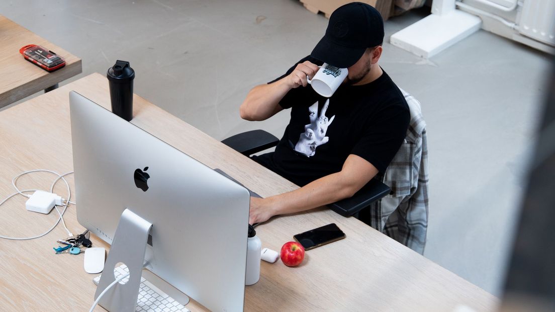 Sneakerjagers krijgt commissie voor elk paar schoenen dat wordt verkocht via een verwijzing van de site