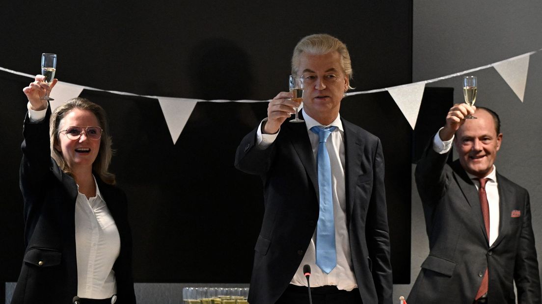 Geert Wilders proost met partijgenoten op de verkiezingsoverwinning.