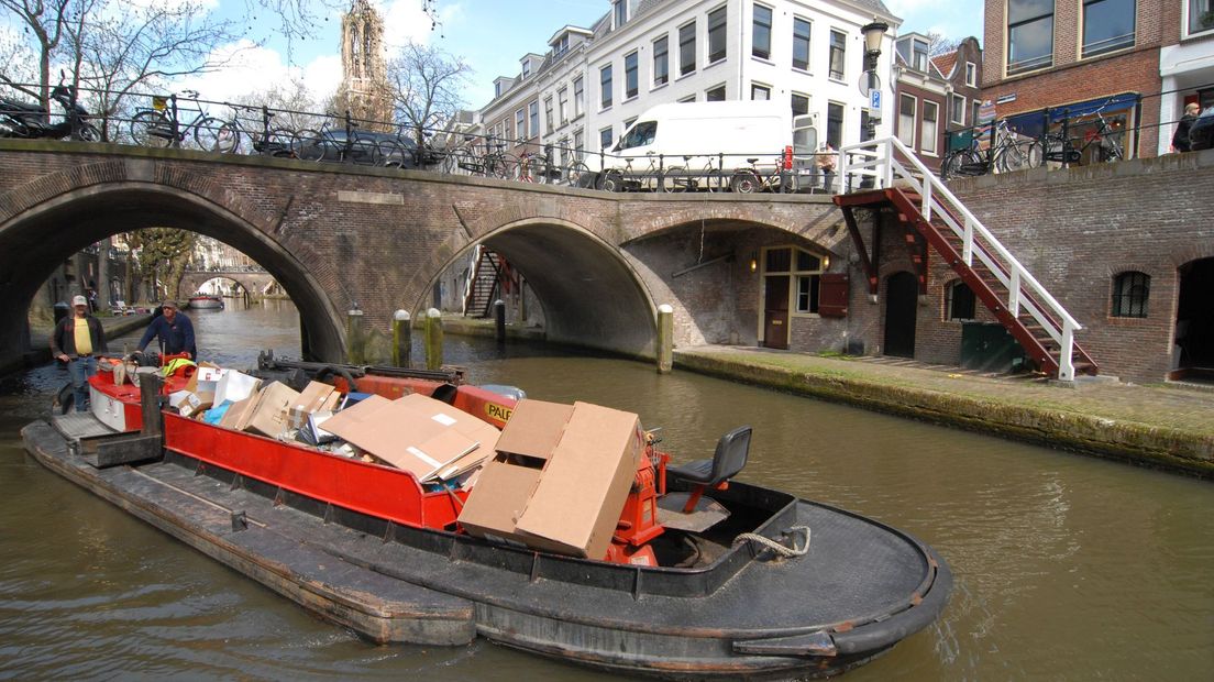 Een elektrische afvalboot in Utrecht.