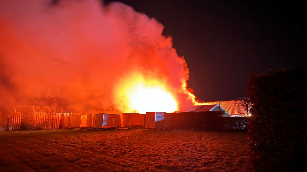 Brand in Boelenslaan snel onder controle | Bus wordt na vier uren uit de sloot getakeld