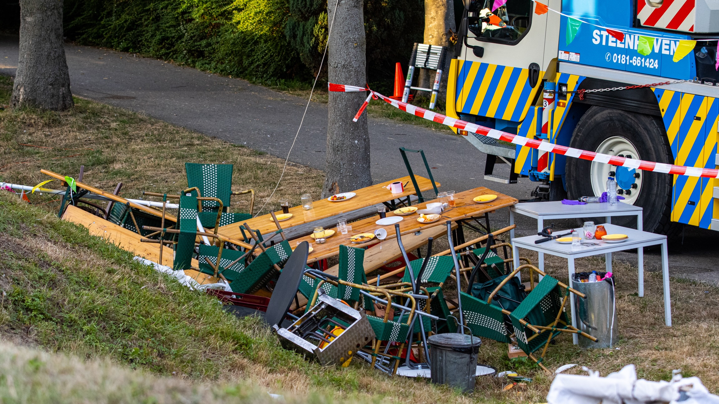 De ravage na het vrachtwagenongeluk in Nieuw-Beijerland