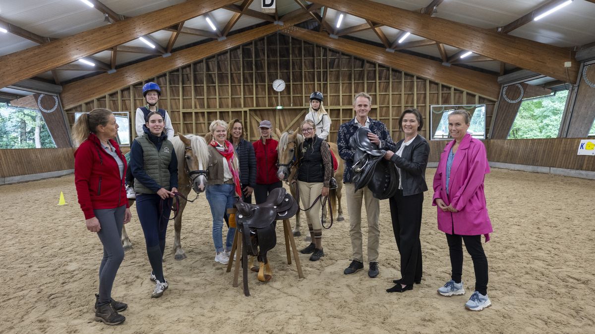 Politie vindt gestolen paardenzalen terug in Polen en doneert twee aan manege Beetsterzwaag