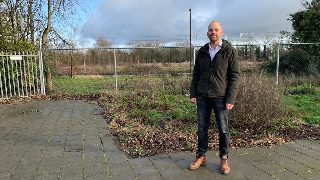 Wethouder Sem Stroosnijer bij de locatie van het voormalig sportpark