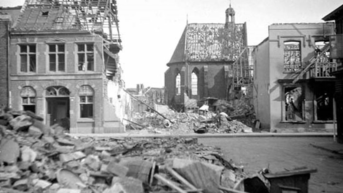Vandaag exact 75 jaar geleden werd Doetinchem bevrijd. Maar het is een rokende puinhoop die de Canadese bevrijders aantreffen. In de twee weken voor de geallieerden binnentrekken is de stad liefst driemaal door de geallieerden gebombardeerd. Vergissingsbombardementen omdat de binnenstad van Doetinchem heel erg op die van Anholt zou lijken. Vergissing of niet, er komen 170 mensen om het leven en er worden meer dan 120 gebouwen verwoest.