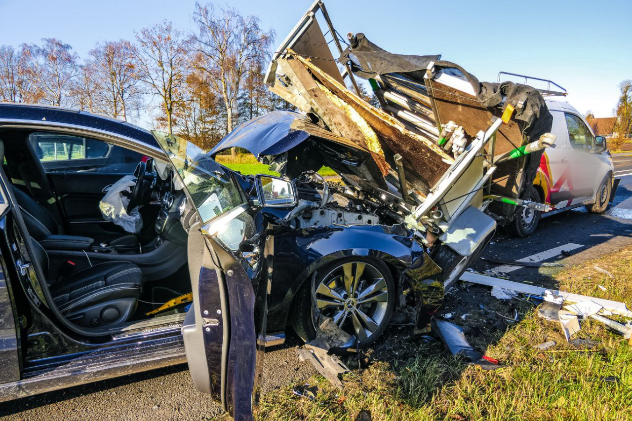 Frontale botsing op kruising in Almelo | Auto valt stil in Zwolle, bestuurder gewond.