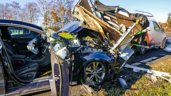 Frontale botsing op kruising in Almelo | Auto valt stil in Zwolle, bestuurder gewond. Frontale botsing op kruising in Almelo | Auto valt stil in Zwolle, bestuurder gewond.