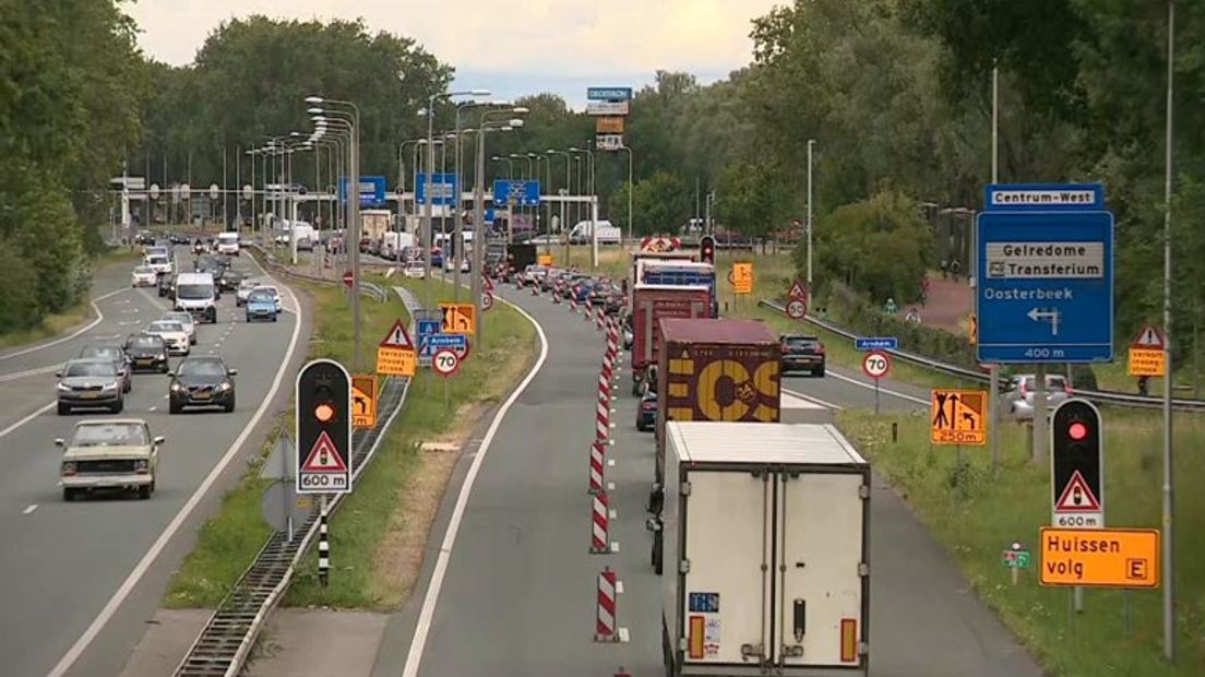 Arnhem kan de borst weer natmaken. De Pleijroute gaat vanavond vanaf 21.30 uur opnieuw op slot, van de A12 tot het GelreDome. De werkzaamheden duren tot 25 augustus. En dat gaat de stad merken, voorspelt de Arnhemse doorstroommanager Ries Zilstra.