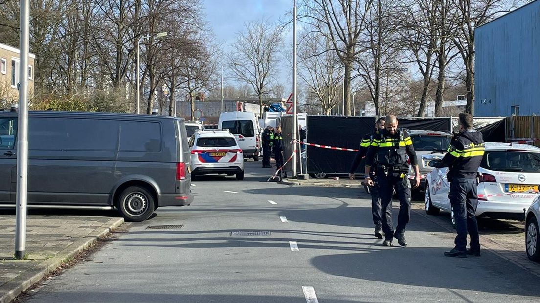 In de straat zijn zwarte schermen neergezet