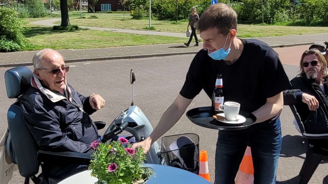 Raymon den Horder bedient één van zijn vaste klanten