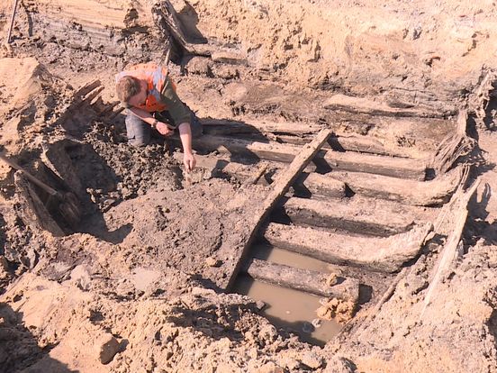 Archeoloog Yftinus denkt dat eeuwenoud gevonden schip onderweg was naar Drenthe voor turf