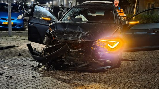 Flinke schade na aanrijding met twee autos in Rotterdam-Feijenoord. Flinke schade na aanrijding met twee autos in Rotterdam-Feijenoord.