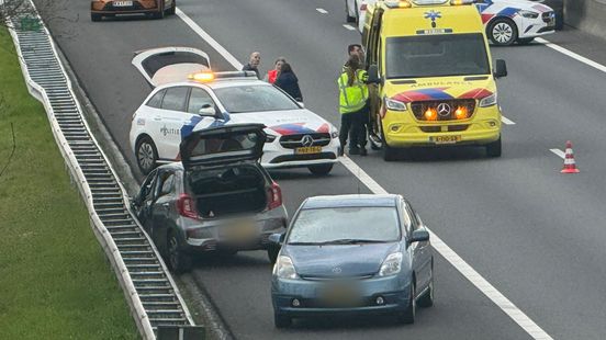 Spookrijdster veroorzaakt ongeval met vier andere autos op A67, snelweg tijdelijk dicht. Spookrijdster veroorzaakt ongeval met vier andere autos op A67, snelweg tijdelijk dicht.