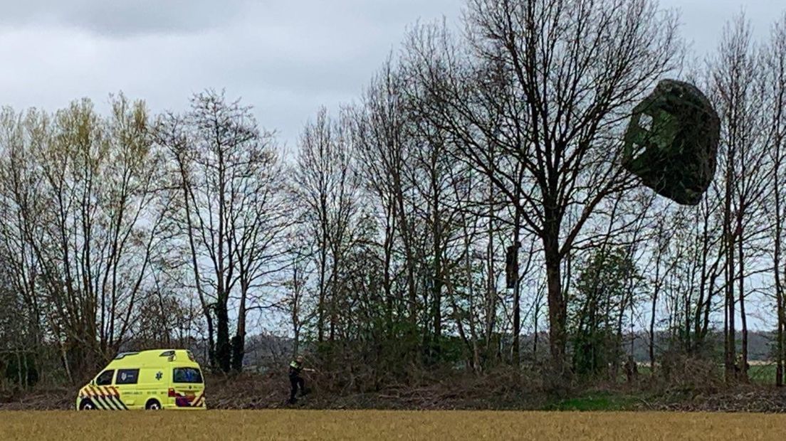 De man zou op een terrein bij Dieverbrug moeten landen, maar eindigde in een boom (Rechten: Van Oost Media)