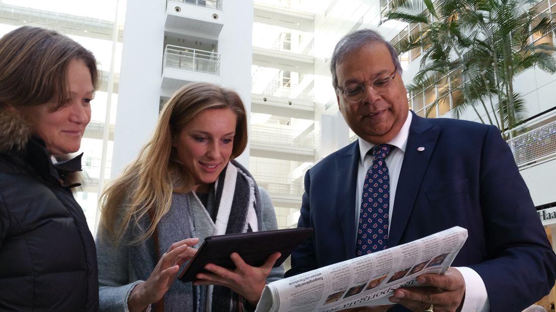 Voormalig beachvolleybalster Marloes Wesselink (midden) en wethouder Rabin Baldewsingh (rechts) willen mensen op hun favoriete sporter laten stemmen, | Foto Omroep West