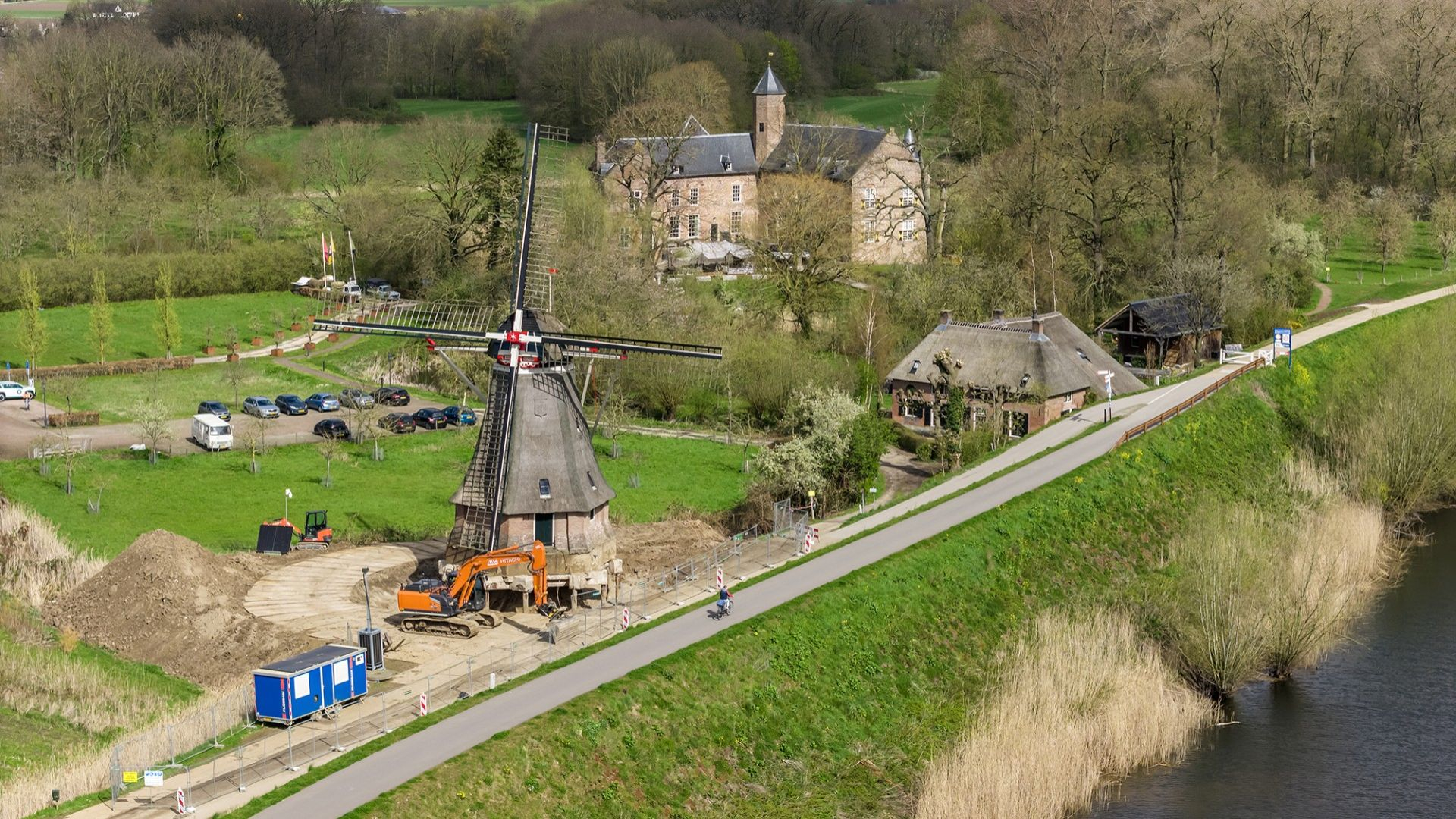 Een bijzondere operatie: deze stokoude molen gaat 80 centimeter omhoog