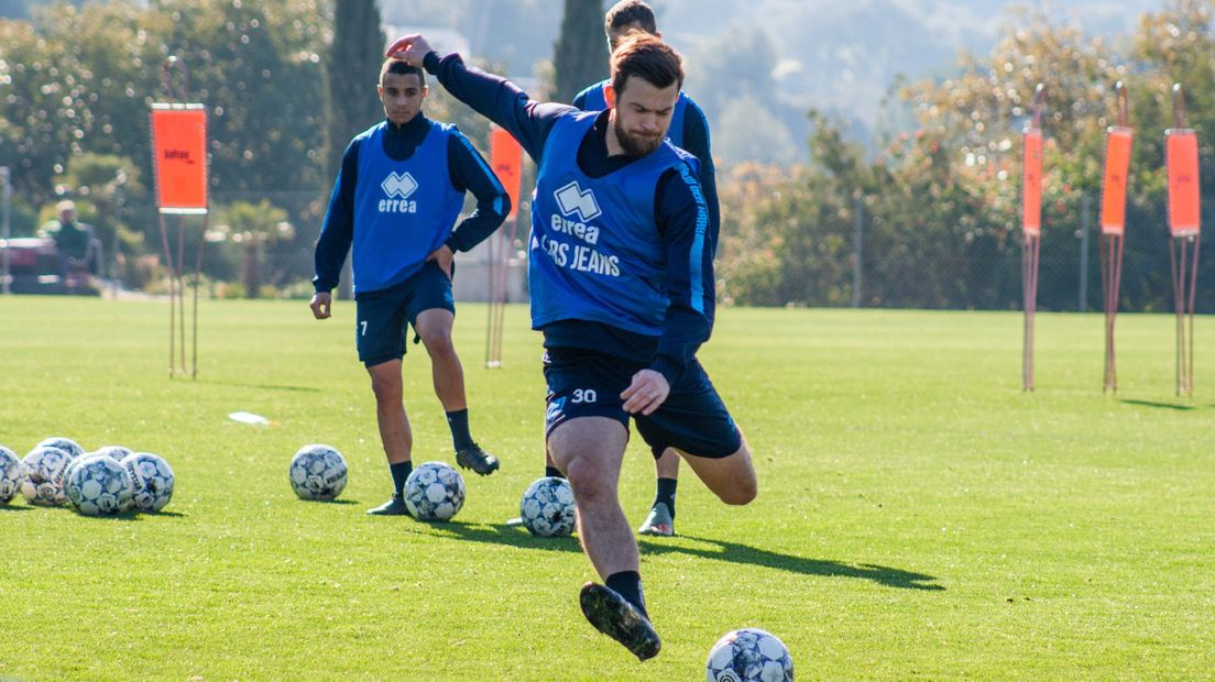 Erik Falkenburg schiet op doel tijdens de training.