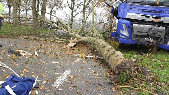 Ravage bij A28 door crash vrachtwagen