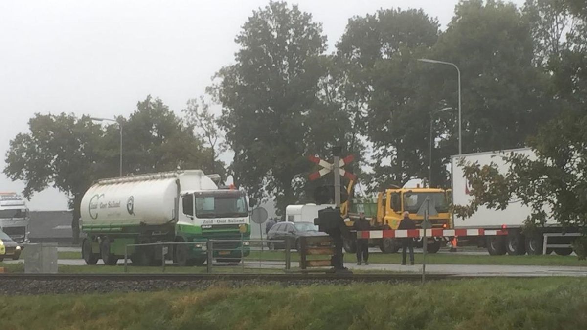 N35 tussen Haarle en Mariënheem dicht door ongeluk, ook geen treinverkeer mogelijk